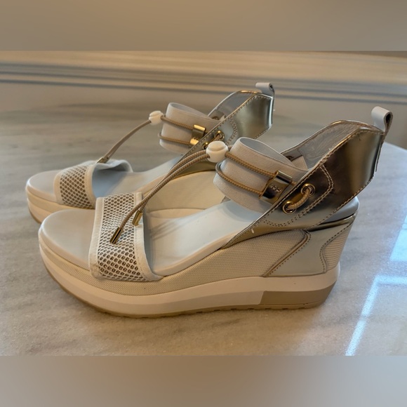 NeroGiardini Bungee Platform Wedge Sandals in White/Gold size 39/8.5 - Picture 4 of 12